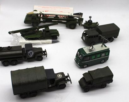null Dinky Toys - Military Lot N° 1

All the miniatures are 1/43rd scale.

- Dinky...