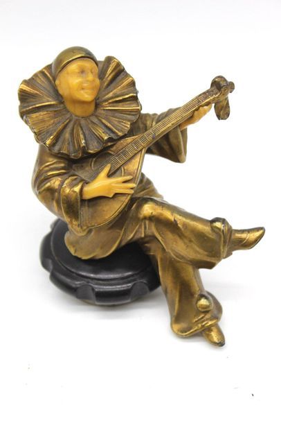 null Pierrot with mandolin

Automotive subject made of metal composed with plastic...