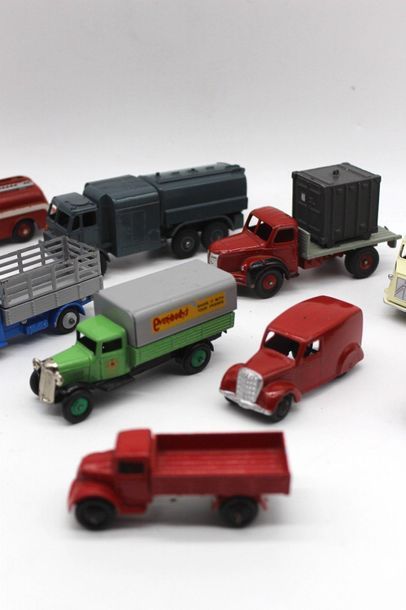 null Dinky Toys- Automobiles et camionnettes

Tous les miniatures sont 1/43 ème .

-...