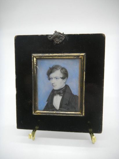 null Miniature à fond bleu, portrait d'un jeune homme aux yeux bleus. XIXème siècle....