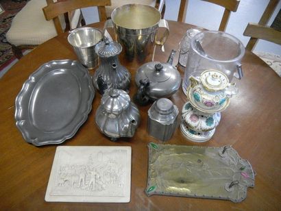 null Lot d'objets de table comprenant étains, tisanière, porte-clefs Art Nouveau,...