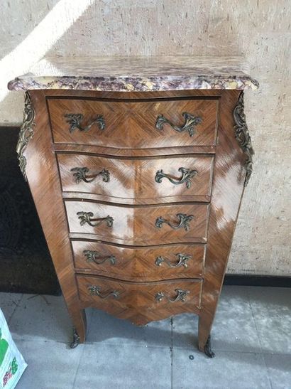 null Petit meuble cinq tiroirs de style Louis XV en plaquage de bois de rose et bronze...