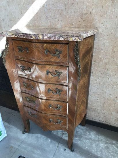 null Petit meuble cinq tiroirs de style Louis XV en plaquage de bois de rose et bronze...