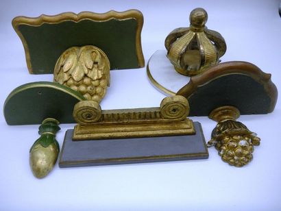 null Set of consoles in carved wood polychromed green and white and gilded, we join...