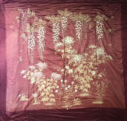 null INDOCHINE. Grande tenture en soie, brodé de motifs végéteaux.189 x 200 cm