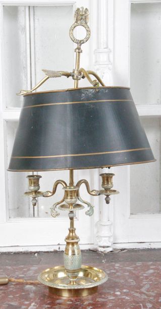 null Lampe Bouillotte à trois bras de lumières en cuivre doré ciselé à décor de rinceaux...