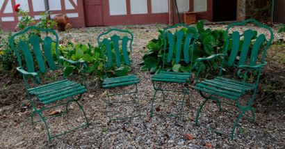 null Mobilier de jardin : Suite de quatre fauteuils, deux chaises en bois et une...