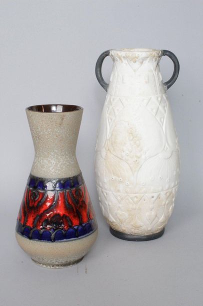 null Deux vases en de style art déco en grés, un à décor de palmette et cœurs l’autre...