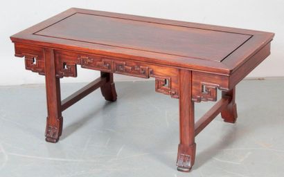 null CHINE, table basse en bois naturel à décor géométrique. Elle repose sur des...