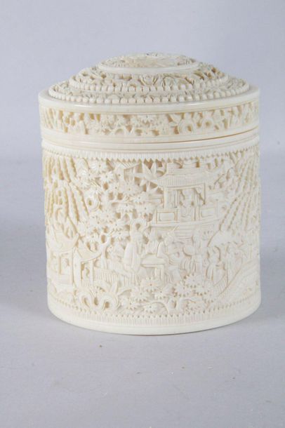 null CHINE, CANTON, Boîte couverte ivoire, travail de Canton vers 1900 ( fente )....