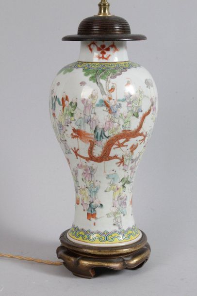 null CHINE CANTON : vase balustre monté en Lampe en porcelaine famille verte à décor...