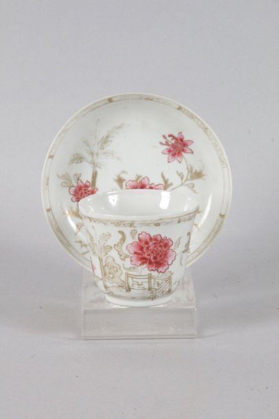 null CHINE, XVIIIe siècle SORBET ET SOUS TASSE en porcelaine à décor émaillé et doré...
