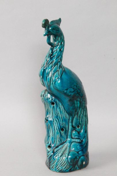 null CHINE, XIXe siècle GRAND SUJET en céramique émaillée turquoise représentant...