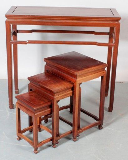 null CHINE, console et trois table gigognes en bois naturel. Chine XX siècle. Console...