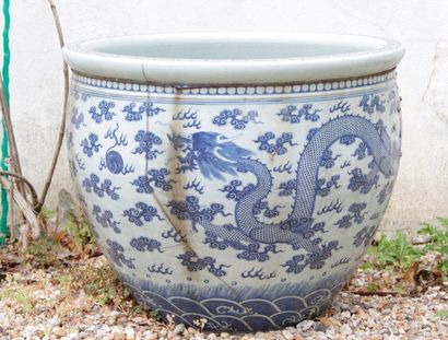 null Grand Vase Aquarium en porcelaine de chine à décor de dragon en blanc bleu....
