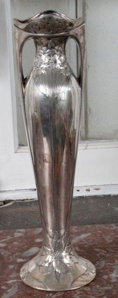 null GALLIA. Vers 1900. Vase en métal argenté à décor de fleurs et feuillages. H...