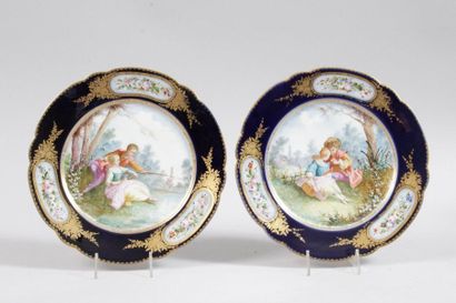 null Dans le goût de Sèvres : Paire d’assiettes en porcelaine à décor de scène galantes...