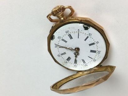 null DEUX MONTRES DE COL en or jaune. (manque aiguille et verre sur l'une) Poids...