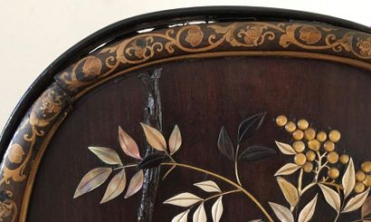 null JAPON Écran de lettré ovale en bois (palissandre) incrusté de motifs de nacre,...