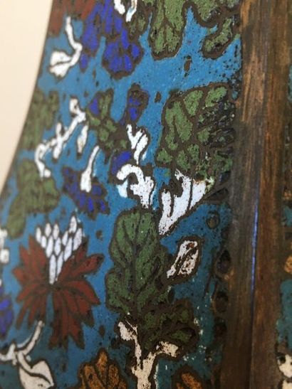 null JAPON Vase en bronze cloisonné à pans coupés à motifs polychromes sur fond bleu...