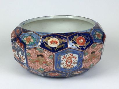 null JAPON Grand cache-pot en faience d'Imari. Fin XIXe siècle Haut : 20 cm Diam...