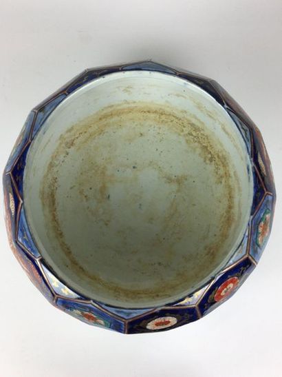 null JAPON Grand cache-pot en faience d'Imari. Fin XIXe siècle Haut : 20 cm Diam...