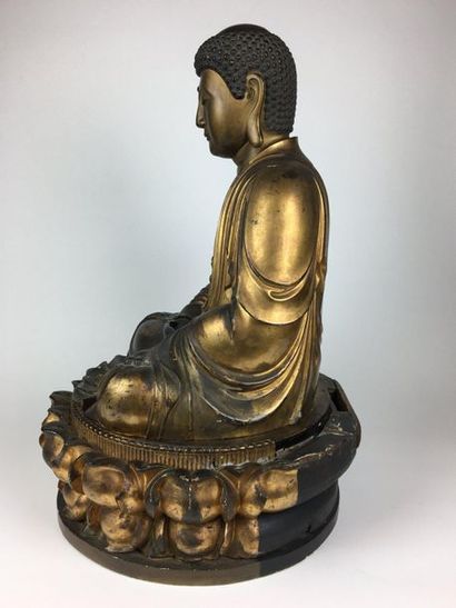 null JAPON Grand bouddha en bois sculpté laqué or assis en padmasana sur un double...