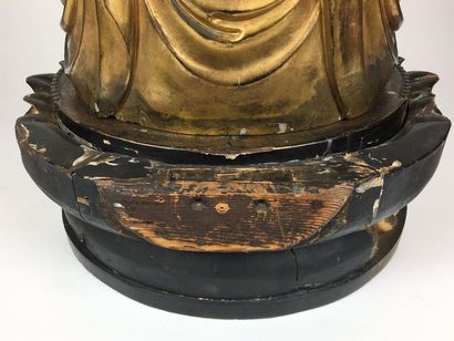 JAPON Grand bouddha en bois sculpté laqué or assis en padmasana sur un double socle...