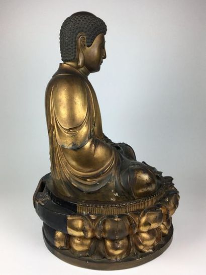  JAPON Grand bouddha en bois sculpté laqué or assis en padmasana sur un double socle...