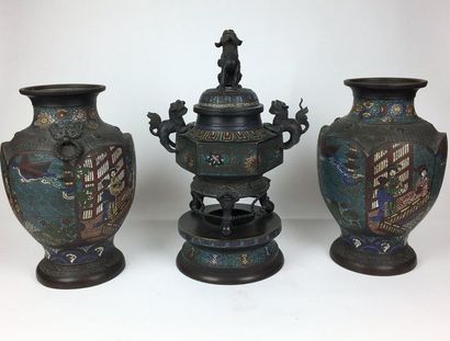 null JAPON Garniture de cheminée comprenant deux vases et un brûle parfum en bronze...