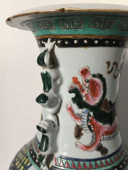 null CHINE Vase balustre en porcelaine polychrome à décor d'animaux imaginaires dans...