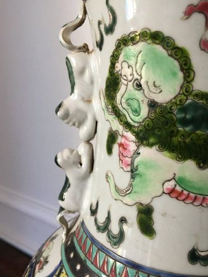 null CHINE Vase balustre en porcelaine polychrome à décor d'animaux imaginaires dans...