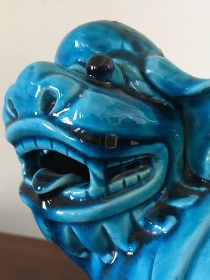 null CHINE Paire de figurines en porcelaine émaillée turquoise représentant des lions...