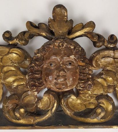 null FRONTON en bois sculpté à claire-voie, polychromé et doré représentant une tête...