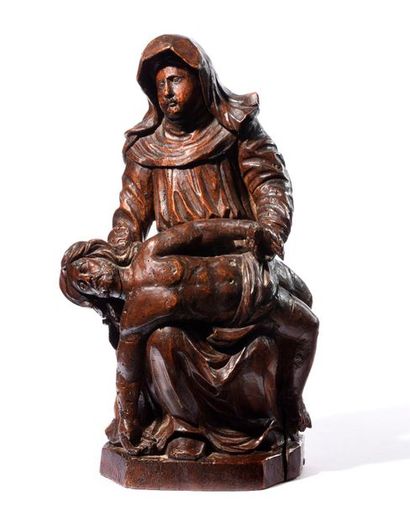 null VIERGE DE PITIE en noyer sculpté en ronde-bosse, dos ébauché. Assise, le visage...