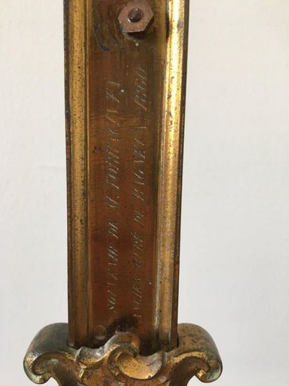 null CROIX D'AUTEL en laiton. XIXe siècle Hauteur : 89 cm "Souvenir du curé de Bagneux...