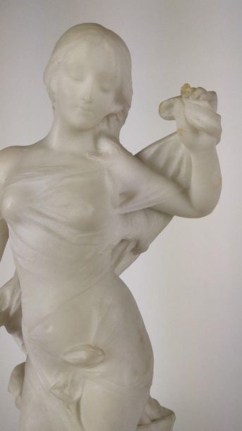 null Edouard DROUOT (1859-1945) Nymphe debout avec putto Marbre blanc Signé au dos...