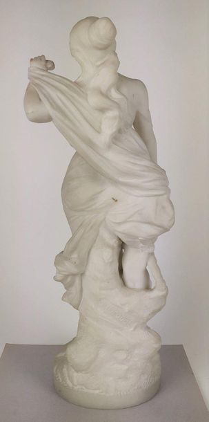 null Edouard DROUOT (1859-1945) Nymphe debout avec putto Marbre blanc Signé au dos...