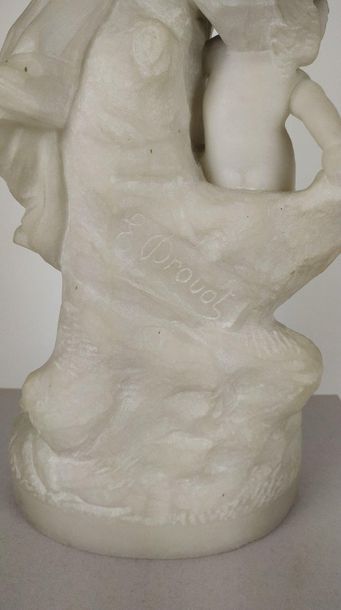 null Edouard DROUOT (1859-1945) Nymphe debout avec putto Marbre blanc Signé au dos...