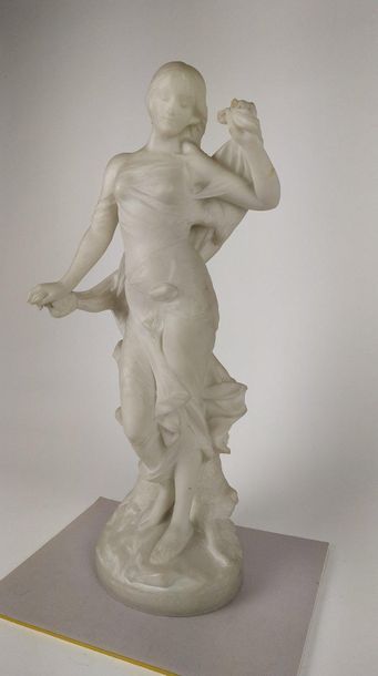 null Edouard DROUOT (1859-1945) Nymphe debout avec putto Marbre blanc Signé au dos...