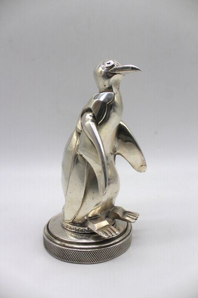  Arthur FABER 
Pingouin 
Mascotte en Bronze argenté. Signée Arthur Faber. Montée...
