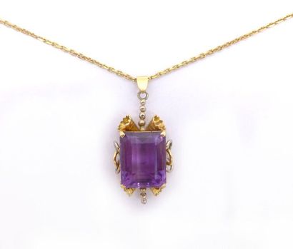 null NECKLACE in 18K yellow gold made up of a pendant holding an amethyst of approximately...