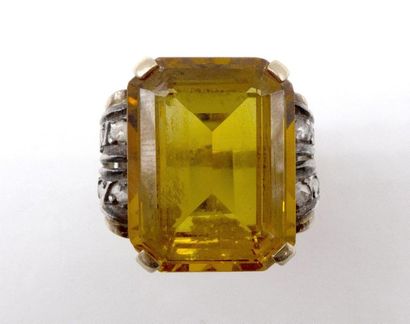 null BAGUE en or jaune 18K et argent 800 retenant un important chrysobéryl dans un...