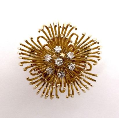 null BROCHE en or jaune 18K présentant une forme de fleur avec en son centre 7 diamants...