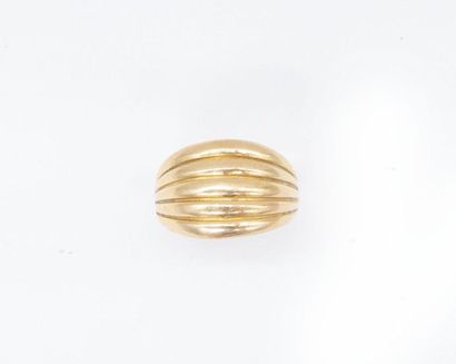 null BAGUE en or jaune 18K présentant 5 godrons. TDD : 52. Poids brut : 6.43 gr....