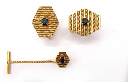 null Pair of 18K yellow gold cufflinks in octagonal shape holding a sapphire in the...