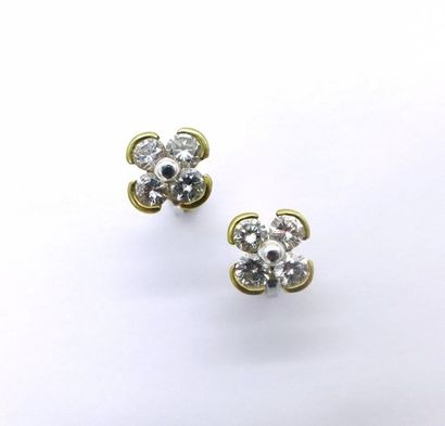 null PAIR OF EAR CUCKS in 18K white and yellow gold, with a four-lobed motif, centered...