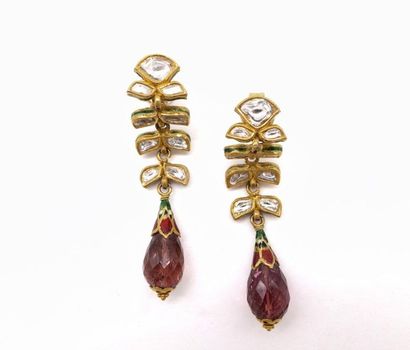 null PAIRE DE BOUCLES D'OREILLES en or jaune 18K retenant une améthyste briolette...