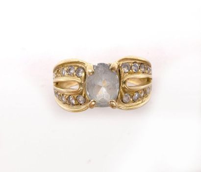 null RING in 18K yellow gold retaining an aquamarine and two lines of white stones...