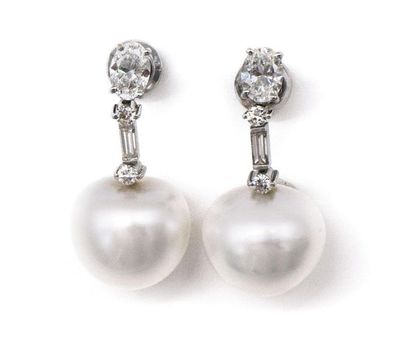 null PAIR OF EARRINGS in 18K white gold retaining a large white pearl (untested)...